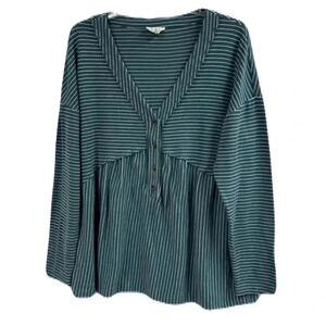 Heyson Longsleeve Peplum Top Size M
Pit to Pit 22”
Length  17”